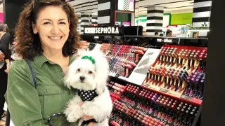 Silvia Porras, impulsora del proyecto 'Tu perro es bienvenido', en la tienda Sephora.