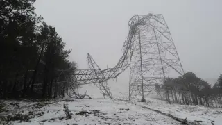 El viento rompe una torre eléctrica en la localidad turolense de Aliaga