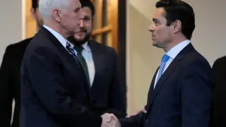 El vicepresidente estadounidense Mike Pence estrechando la mano de Carlos Alfredo Vecchio, el embajador designado por Guaidó.