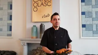 Ricardo Campos, jefe de cocina del Café Nolasco, elabora una de las mejores croquetas de jamón del mundo.
