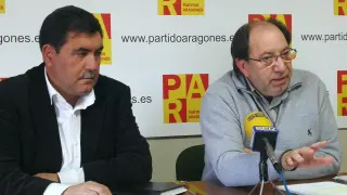 El portavoz del PAR en Teruel, Julio Esteban, a la derecha, con Joaquin Tomás,