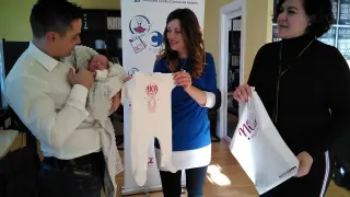 Los comerciantes de Tarazona entregan sus regalos para el primer bebé de 2019 en la ciudad
