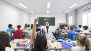 Alumnos zaragozanos siguen la clase en un colegio de primaria