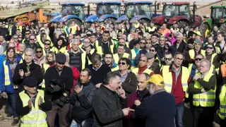 Vecinos y agricultores de la ribera, ayer en Quinto durante la lectura del manifiesto en el que exigieron la limpieza del cauce del Ebro