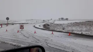 La nieve afecta a más de 50 carreteras y hay cadenas desde Nueno