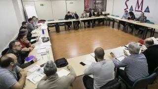 Mediadores en el SAMA con las partes implicadas en una de las huelgas planteadas en el servicio de transporte público de Zaragoza