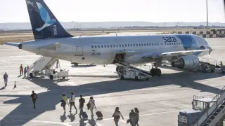 Viajeros de un vuelos chárter, en el aeropuerto de Zaragoza.