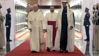 El Papa a su llegada a Abu Dabi.