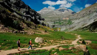 Senderistas realizando la ruta PN 1 por el valle de Ordesa, del Geoparque de Sobrarbe-Pirineos.
