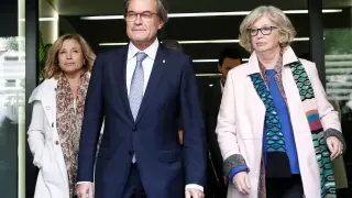 Fotografía de archivo de presidente de la Generalitat, Artur Mas, junto a las exconsejeras Joana Ortega (i) e Irene Rigau (d).