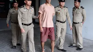 Los impactantes grilletes del futbolista bareiní Hakeem detenido en Tailandia