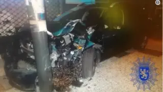 Aparatoso accidente de un conductor ebrio que chocó con una farola en Zaragoza