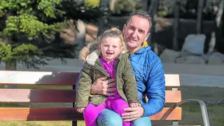 David Utrillas, con su hija Martina, en el parque de Los Fueros de Teruel.