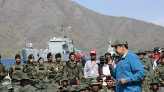 Nicolás Maduro, junto a los militares