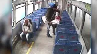 Momento en el que el padre deja a su bebé en el vagón