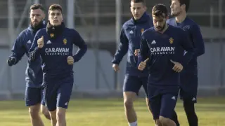 Varios futbolistas del Real Zaragoza, en el último entrenamiento antes de Lugo: Álvaro Vázquez, Soro, Guitián, Nieto y el no convocado Gual, al fondo.