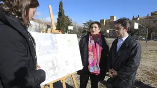 La concejala María Rodrigo, la presidenta de la Siepse, Mercedes Gallizo, y el alcalde de Huesca, Luis Felipe, en el solar de la cárcel este 1 de febrero.