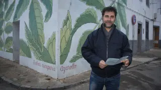 El alcalde, junto a uno de los murales del Festival Asalto.