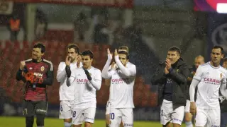 Los jugadores del Real Zaragoza celebran en Lugo el triunfo por 1-2 bajo el intenso aguacero que cayó toda la noche en el Anxo Carro.