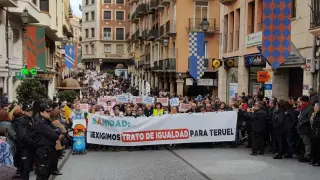 La manifestación para reclamar una mejor sanidad en Teruel, a su paso por la calle de San Juan.