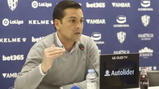 Francisco, técnico de la SD Huesca, durante una rueda de prensa.