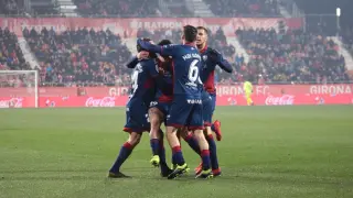 Los jugadores de la SD Huesca celebran uno de los goles de Chimy Ávila ante el Girona.