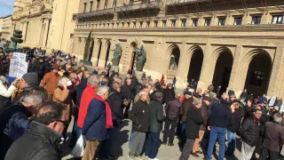 Dos centenares de jubilados, en la concentración de este lunes en la plaza del Pilar de Zaragoza.