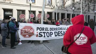 Concentración de la plataforma Stop Desahucios, este lunes, frente a la sede de la DGA en Zaragoza.