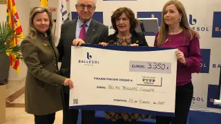 Ballesol entrega el talón de 3.350 euros a Aspanoa