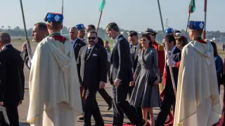 El Rey Mohamed VI da la bienvenida a los Reyes de España.