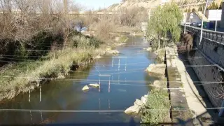 El canal de aguas bravas, en el casco urbano de Fraga.