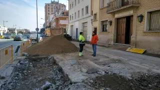 El concejal de Urbanismo de Cambiar Binéfar, Daniel Isábal, en una visita a las obras ya en marcha.