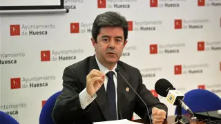 El alcalde de Huesca, Luis Felipe, durante la rueda de prensa ofrecida este viernes.