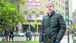El secretario general de CC. OO., Unai Sordo, frente a la sede del sindicato en Zaragoza.