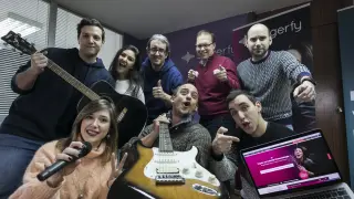 El equipo de Singerfy. Javier Lozano (detrás, segundo por la derecha) y Daniel Martín (abajo, con un portátil) posan con trabajadores de la empresa, que quiere «demostrar una nueva forma de vender música». Hoy suministra a clientes diversos unas 60 canciones al mes.