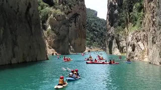 Kayaks navegando por el congosto.
