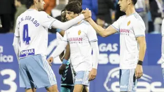 Dorado (4) saluda a Linares (7) al término del partido de este sábado entre el Real Zaragoza y el Albacete en La Romareda. Ambos, refuerzos de invierno, son los últimos en debutar con el equipo esta temporada.