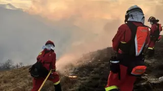 Efectivos de la UME trabajando en los incendios de Cantabria, este domingo