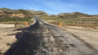 Estado en que quedó la carretera de Castillonroy donde se quemaron los neumáticos