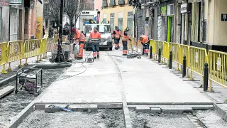 Las brigadas trabajaban este lunes nivelando el cemento en la calle de Santa Isabel.
