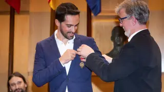 El exciclista Alberto Contador recibe la medalla al mérito deportivo.