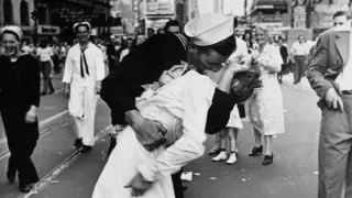 La famosa foto del beso entre un marinero y una enfermera en Times Square.