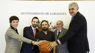 De izquierda a derecha: Elisa Aguilar, Luis Barreda (representante de Día), Pablo Híjar (concejal de Deportes), Chemi Sierra (presidente de la FAB) y Fernando Romay.