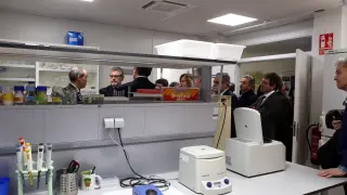 Las autoridades académicas y los responsables políticos vistan uno de los nuevos laboratorios de la Politécnica de Huesca.