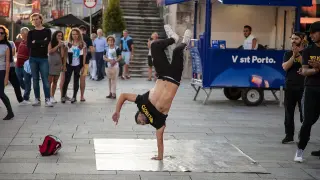 Foto de archivo de un joven bailando 'breakdance'