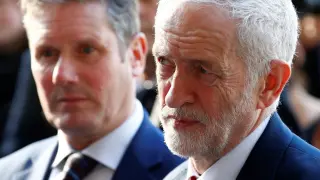 El líder del Partido Laborista británico, Jeremy Corbyn, junto a Michel Barnier.