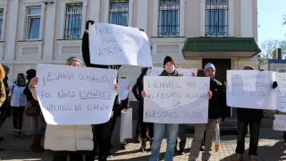 Familias españolas concentradas este lunes frente al consulado de España, en Kiev.