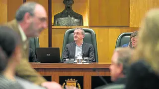 En el centro, el concejal de Economía, Fernando Rivarés, este jueves en el Ayuntamiento de Zaragoza. Toni galán