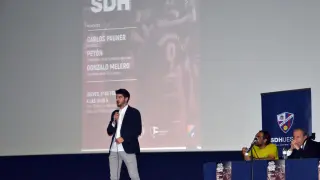 Gonzalo Melero, durante su charla en Sariñena.