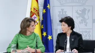 La ministra de Transición Ecológica, Teresa Ribera, junto a Isabel Celaá.
